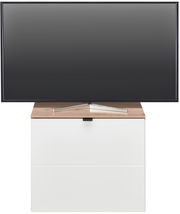 Frontansicht eines modernen TV-Lowboards mit Holzoberfläche und weißem Korpus, darauf steht ein Flachbildfernseher.