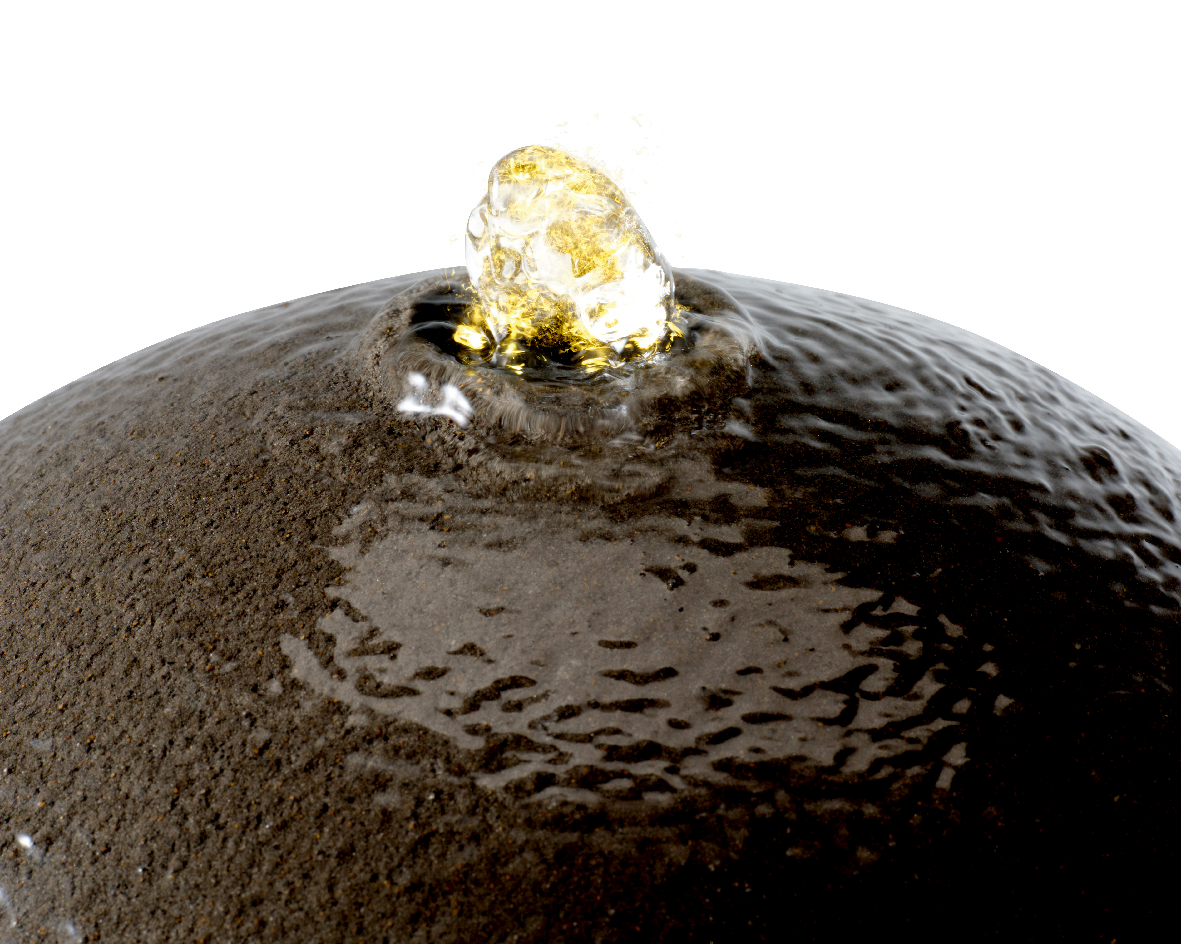 Nahaufnahme eines Brunnens aus recyceltem Kunststoff mit sprudelndem Wasser an der Spitze, von oben betrachtet.