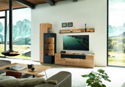 Moderne Wandkombination aus Holz und dunklen Akzenten, mit TV und Dekorationen, in einem stilvollen Wohnzimmer mit Panoramafenster. Perspektive: Frontalansicht.