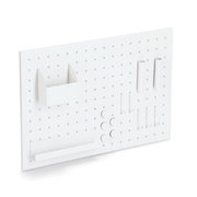 Weißes Memoboard mit Utensilien, seitliche Perspektive