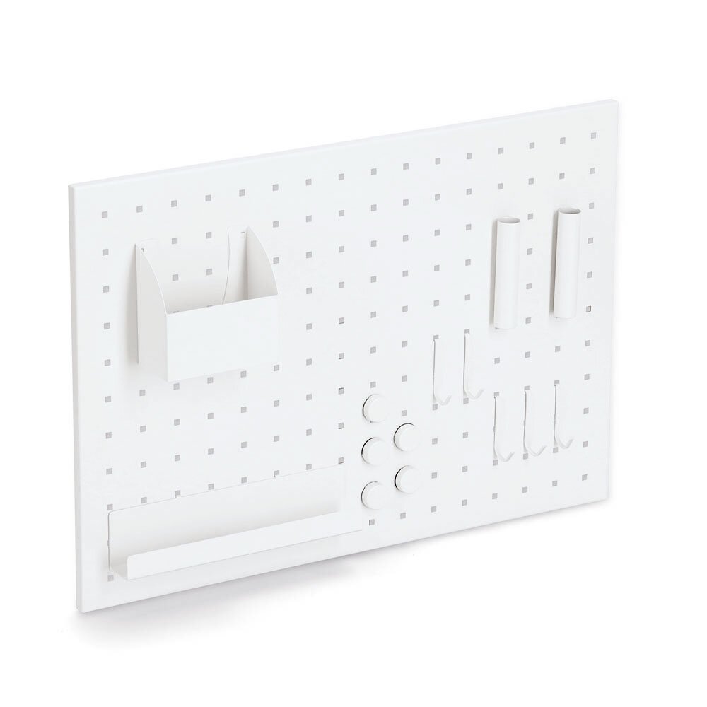 Weißes Memoboard mit Utensilien, seitliche Perspektive