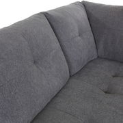 Graues Ecksofa MAURIS mit weicher Polsterung, Nahaufnahme der Rückenlehne aus schräger Perspektive.