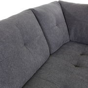 Graues Ecksofa MAURIS mit weicher Polsterung, Nahaufnahme der Rückenlehne aus schräger Perspektive.