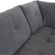 Graues Ecksofa MAURIS mit weicher Polsterung, Nahaufnahme der Rückenlehne aus schräger Perspektive.