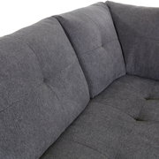 Graues Ecksofa MAURIS mit weicher Polsterung, Nahaufnahme der Rückenlehne aus schräger Perspektive.