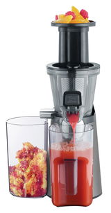 Slow Juicer mit frischen Früchten von vorne, Saft fließt in Behälter
