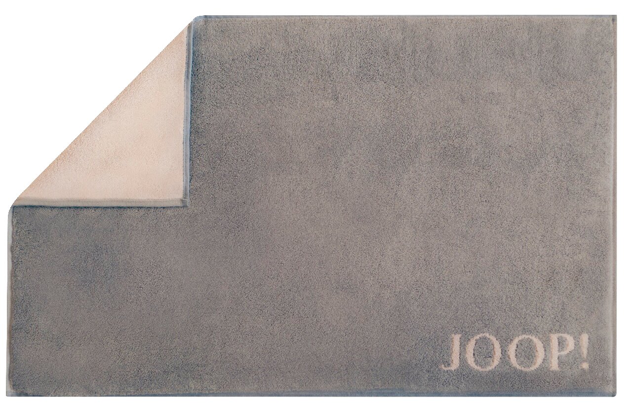 JOOP! Badematte DOUBLEFACE Graue Badematte mit umgeschlagener Ecke und dem Schriftzug 'JOOP!' in der rechten unteren Ecke, Draufsicht.