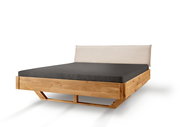 Massivholzbettgestell aus hellem Holz mit modernem Design, seitliche Perspektive