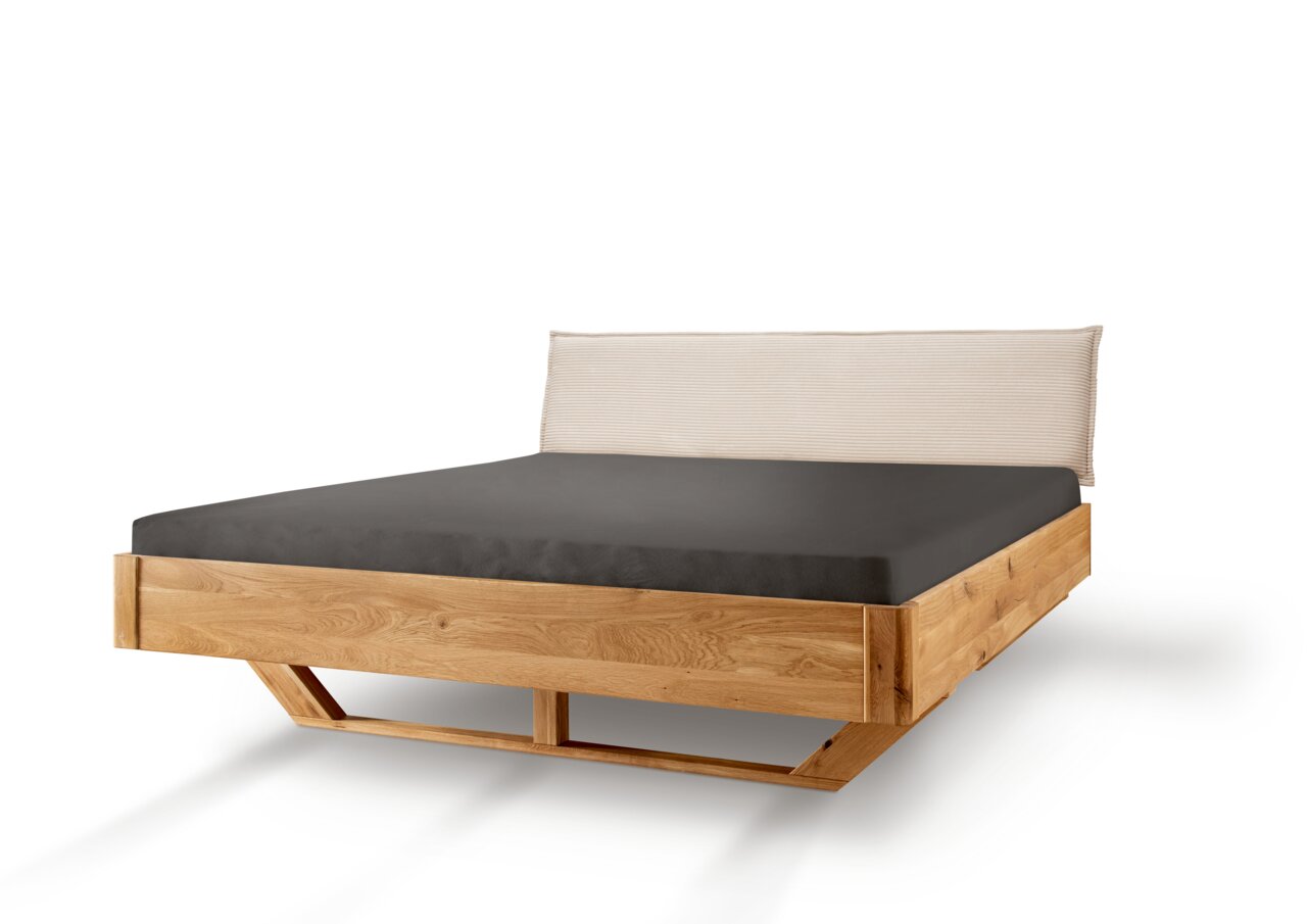 Massivholzbettgestell aus hellem Holz mit modernem Design, seitliche Perspektive