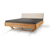 Massivholzbettgestell aus hellem Holz mit modernem Design, seitliche Perspektive