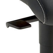 Nahaufnahme eines schwarzen Gamingstuhl-Mechanismus mit Hebel zur Höhenverstellung.