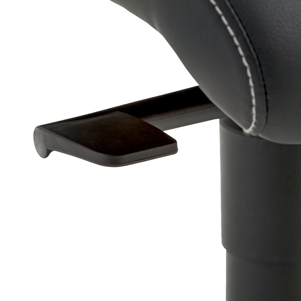 Nahaufnahme eines schwarzen Gamingstuhl-Mechanismus mit Hebel zur Höhenverstellung.