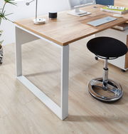 Moderner Schreibtisch mit Holzplatte und weißen Metallbeinen, seitliche Perspektive