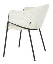 Rückansicht eines modernen Armlehnstuhls mit cremefarbenem, geripptem Stoffbezug und schwarzen Metallbeinen.