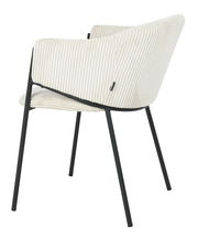 Rückansicht eines modernen Armlehnstuhls mit cremefarbenem, geripptem Stoffbezug und schwarzen Metallbeinen.