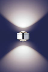 LED-Wandleuchte DUE PUNTO - UP & DOWN in moderner, zylindrischer Form, silberfarben, mit Lichtstrahlen nach oben und unten, Ansicht von vorne.