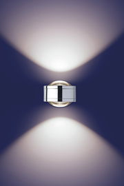 LED-Wandleuchte DUE PUNTO - UP & DOWN in moderner, zylindrischer Form, silberfarben, mit Lichtstrahlen nach oben und unten, Ansicht von vorne.