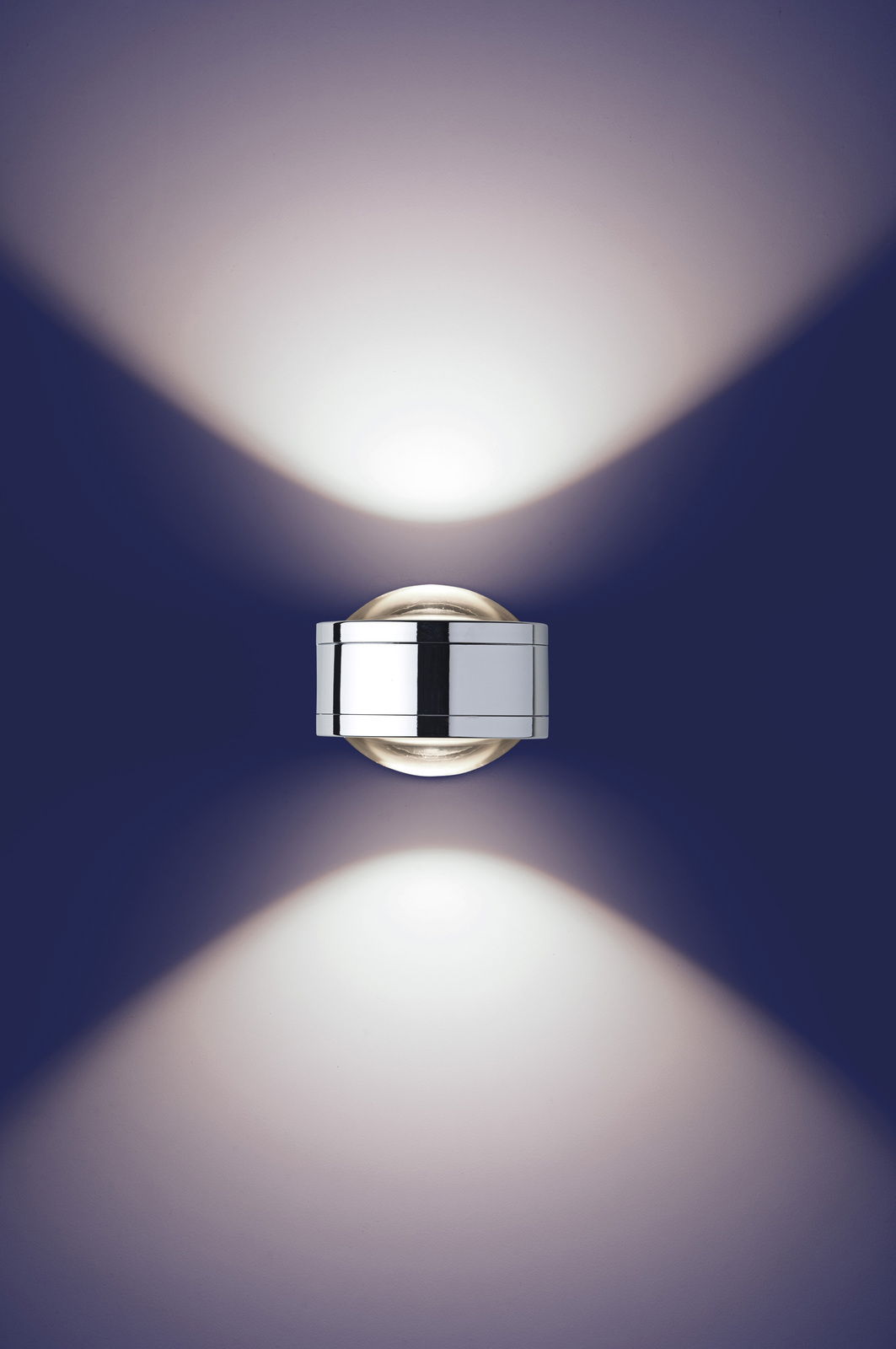 LED-Wandleuchte DUE PUNTO - UP & DOWN in moderner, zylindrischer Form, silberfarben, mit Lichtstrahlen nach oben und unten, Ansicht von vorne.