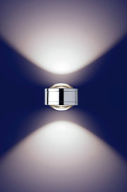 LED-Wandleuchte DUE PUNTO - UP & DOWN in moderner, zylindrischer Form, silberfarben, mit Lichtstrahlen nach oben und unten, Ansicht von vorne.