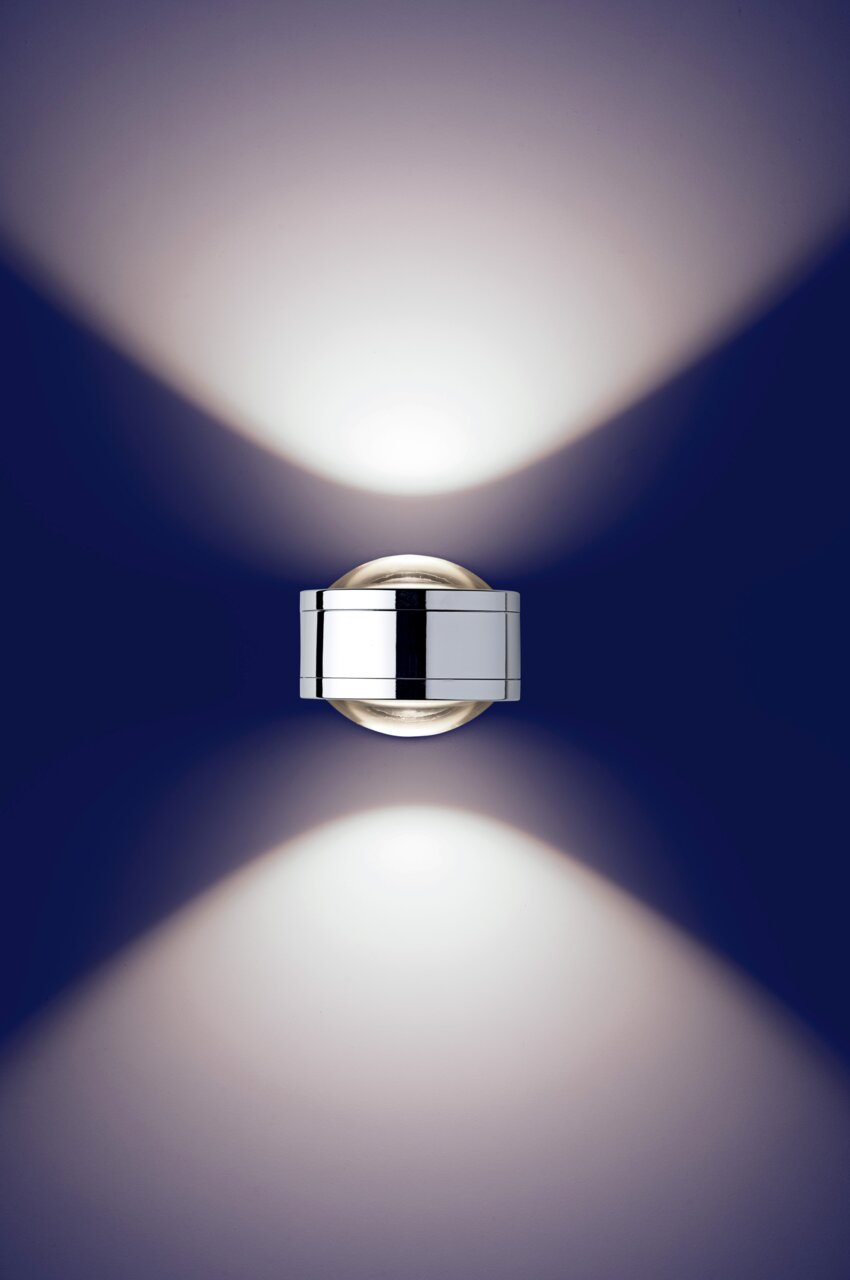 LED-Wandleuchte DUE PUNTO - UP & DOWN in moderner, zylindrischer Form, silberfarben, mit Lichtstrahlen nach oben und unten, Ansicht von vorne.