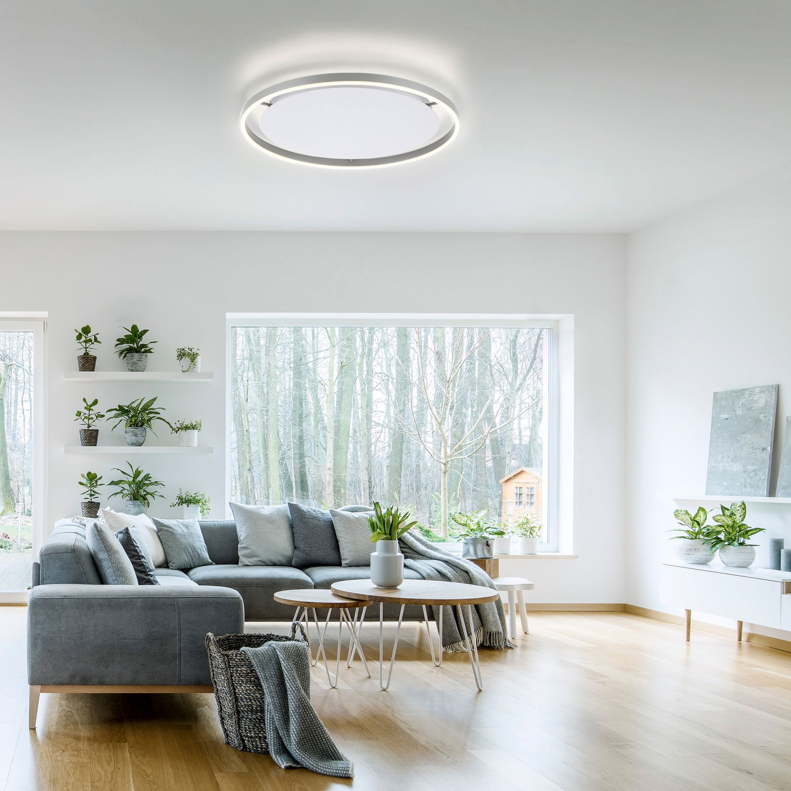 Moderne Deckenleuchte RITUS in einem stilvollen Wohnzimmer, von unten betrachtet.