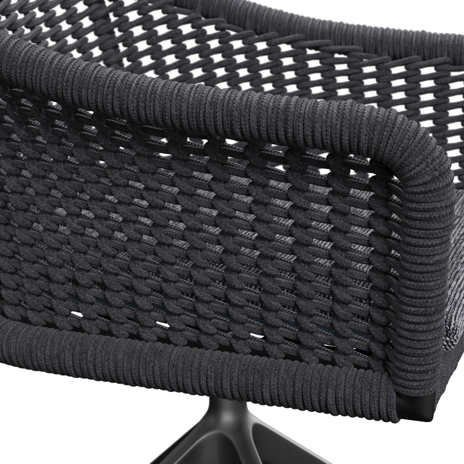 Detailansicht eines Armlehnstuhls mit geflochtenem Seilgewebe in dunkler Farbe, von hinten betrachtet.