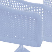 Detailansicht eines Armlehnstuhls mit geflochtenem Seilgewebe in dunkler Farbe, von hinten betrachtet.