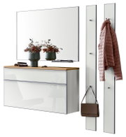 Moderne garderobeset met grote wandspiegel, witte ladekast met houten plank en twee smalle garderobepanelen met haken (jas en tas), vrijstaand op een witte achtergrond, perspectief: vooraanzicht met een lichte schuine hoek van rechts.
