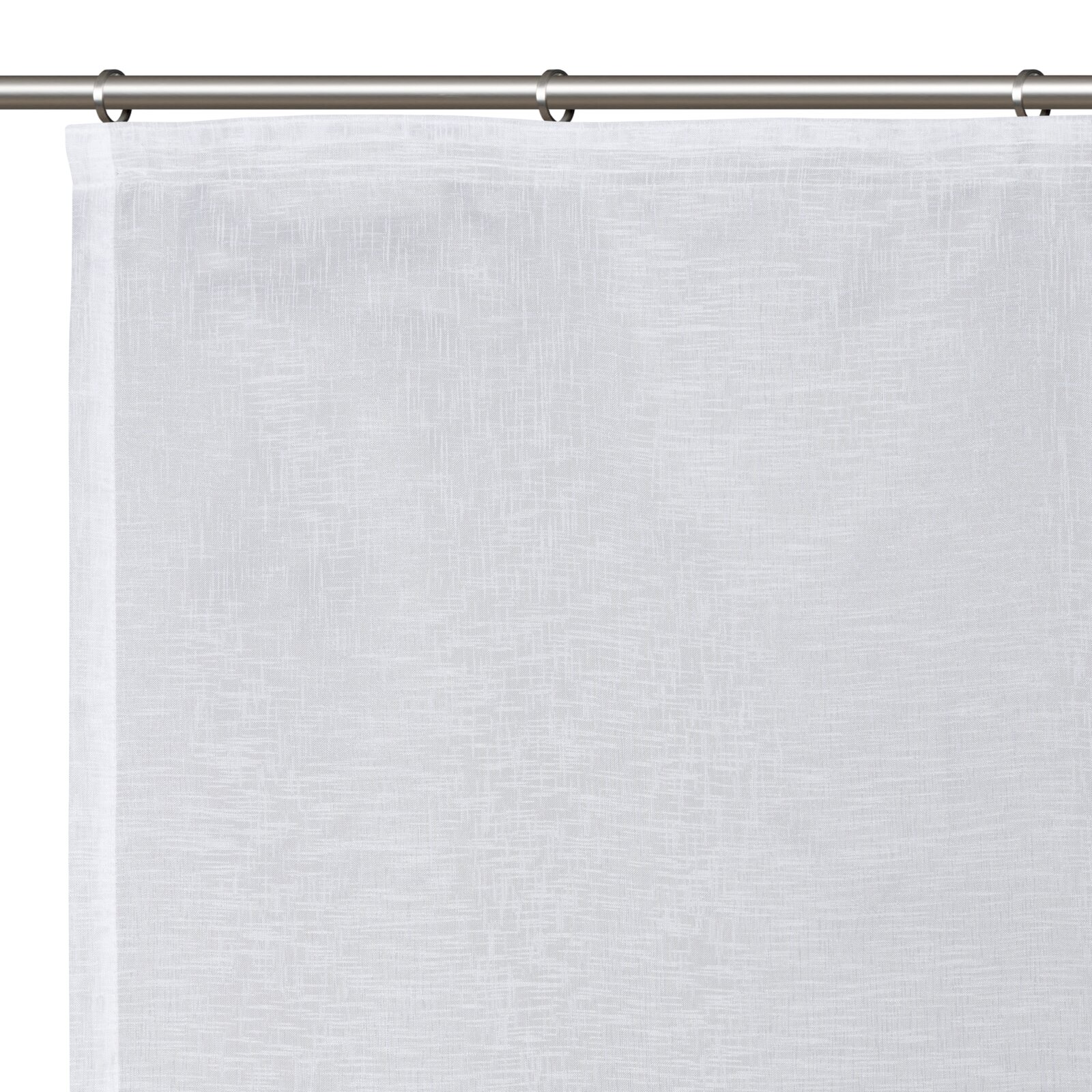 Weiße, halbtransparente Gardine in Leinenoptik mit Metallösen an einer Vorhangstange, frontale Ansicht