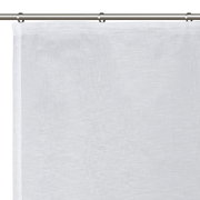 Weiße, halbtransparente Gardine in Leinenoptik mit Metallösen an einer Vorhangstange, frontale Ansicht