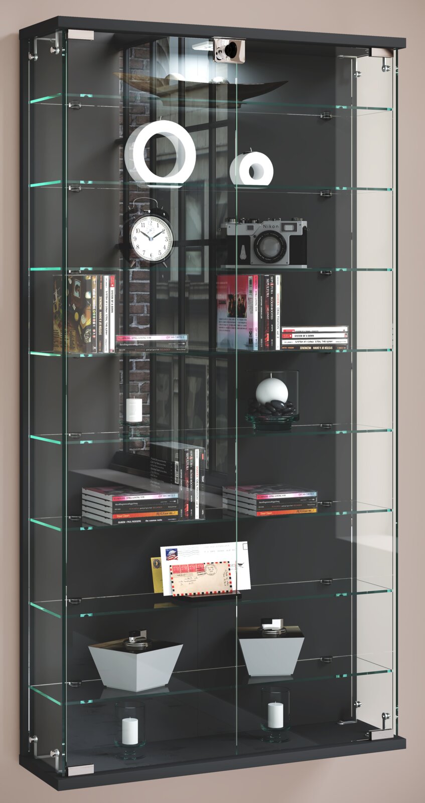 Schwarze Glasvitrine mit mehreren Glasböden und Glastüren, bestückt mit Büchern und Deko-Objekten, in frontaler Perspektive leicht von links