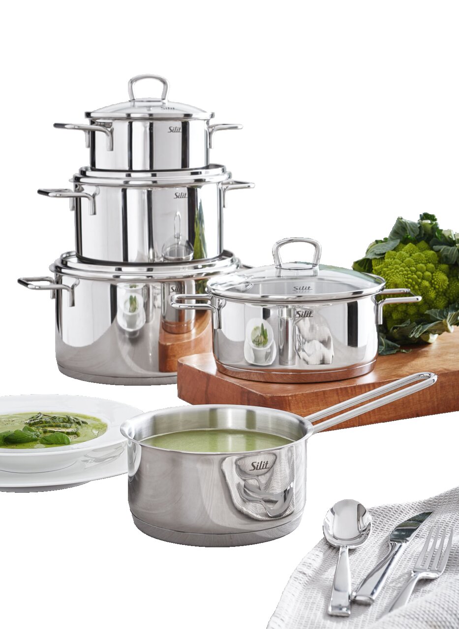 Das Topfset Alicante 5-tlg aus Edelstahl, bestehend aus mehreren Töpfen und einer Kasserolle, präsentiert in einer modernen Küchenumgebung mit frischem Gemüse. Perspektive: seitlich von vorne.