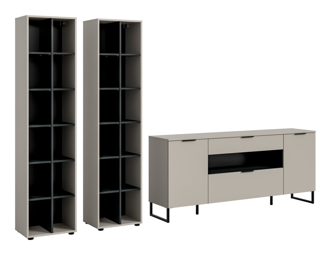 Modernes Möbel-Set aus zwei hohen offenen Regalschränken und einem Sideboard in Greige mit schwarzen Innenfächern und Metallfüßen, dargestellt in frontaler Perspektive leicht von links vor weißem Hintergrund.