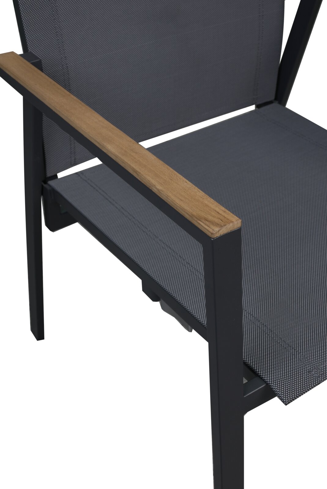 Nahaufnahme eines Stapelstuhls mit schwarzem Metallrahmen und Armlehnen aus Holz, seitliche Perspektive