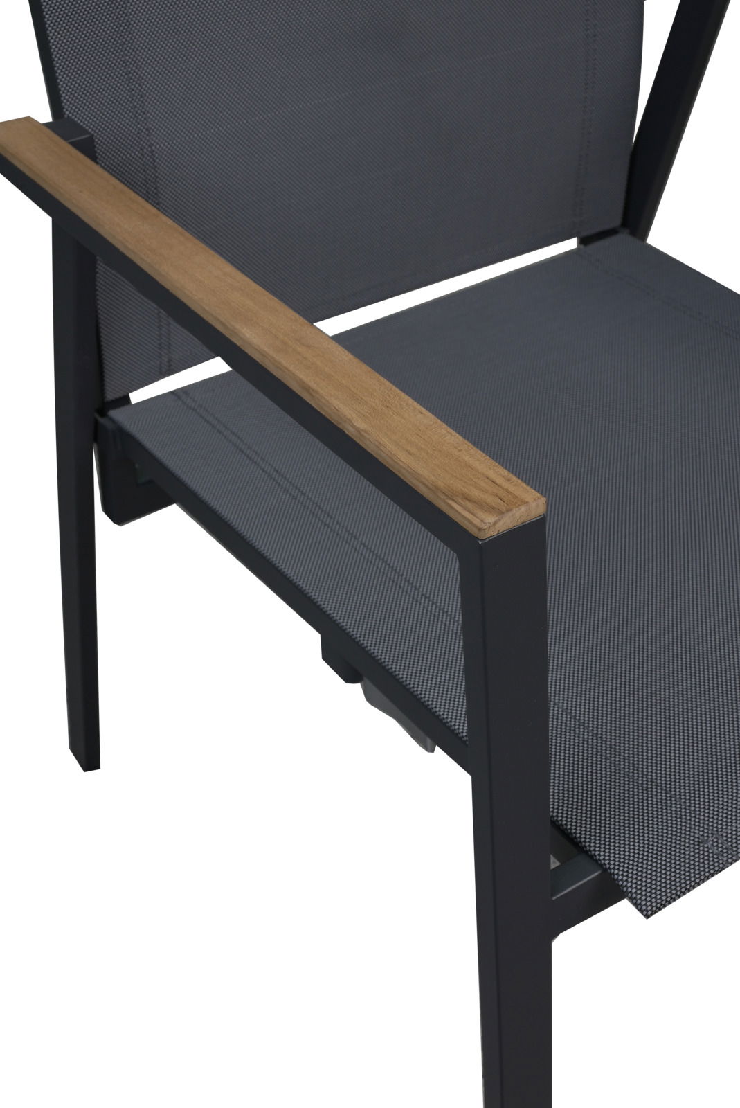 Nahaufnahme eines Stapelstuhls mit schwarzem Metallrahmen und Armlehnen aus Holz, seitliche Perspektive