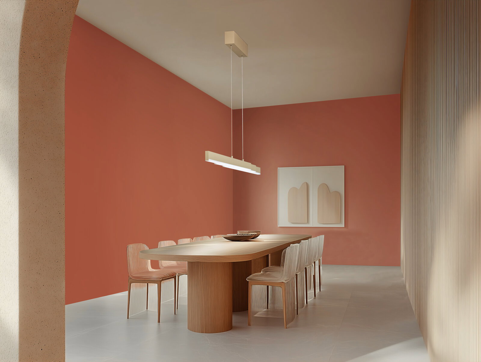Moderne, minimalistische Esszimmer-Pendelleuchte als schlanke, rechteckige LED-Leiste in Beige über einem langen Holztisch mit Stühlen, Innenraum mit terrakottafarbenen Wänden; Perspektive: leicht seitliche Ansicht auf Augenhöhe.