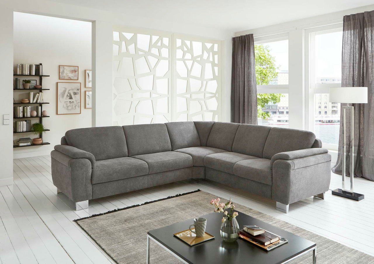 Graue Polsterrundecke in modernem Wohnzimmer, seitliche Perspektive