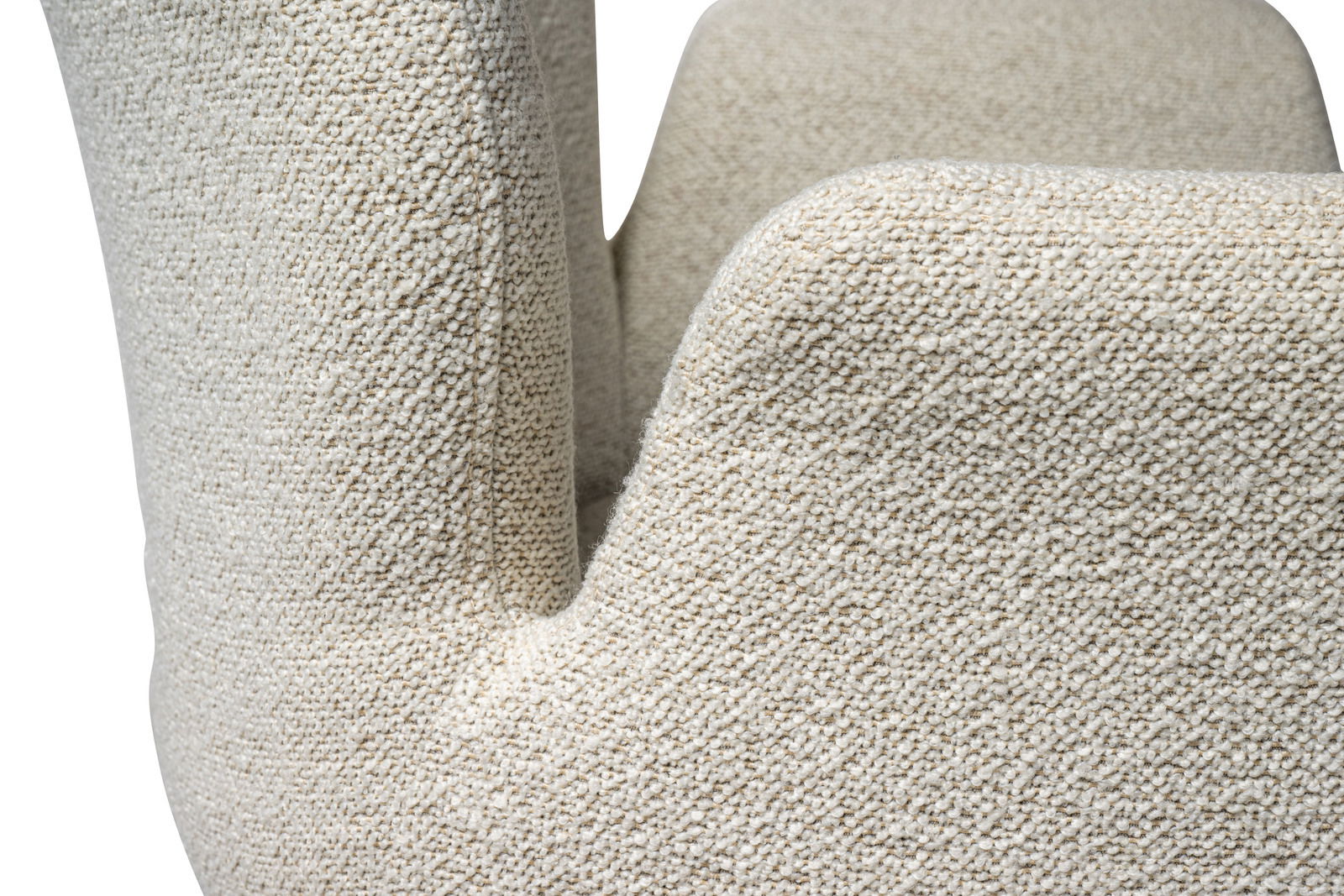 Nahaufnahme eines Sessels mit cremefarbener, strukturierter Oberfläche, seitliche Perspektive.