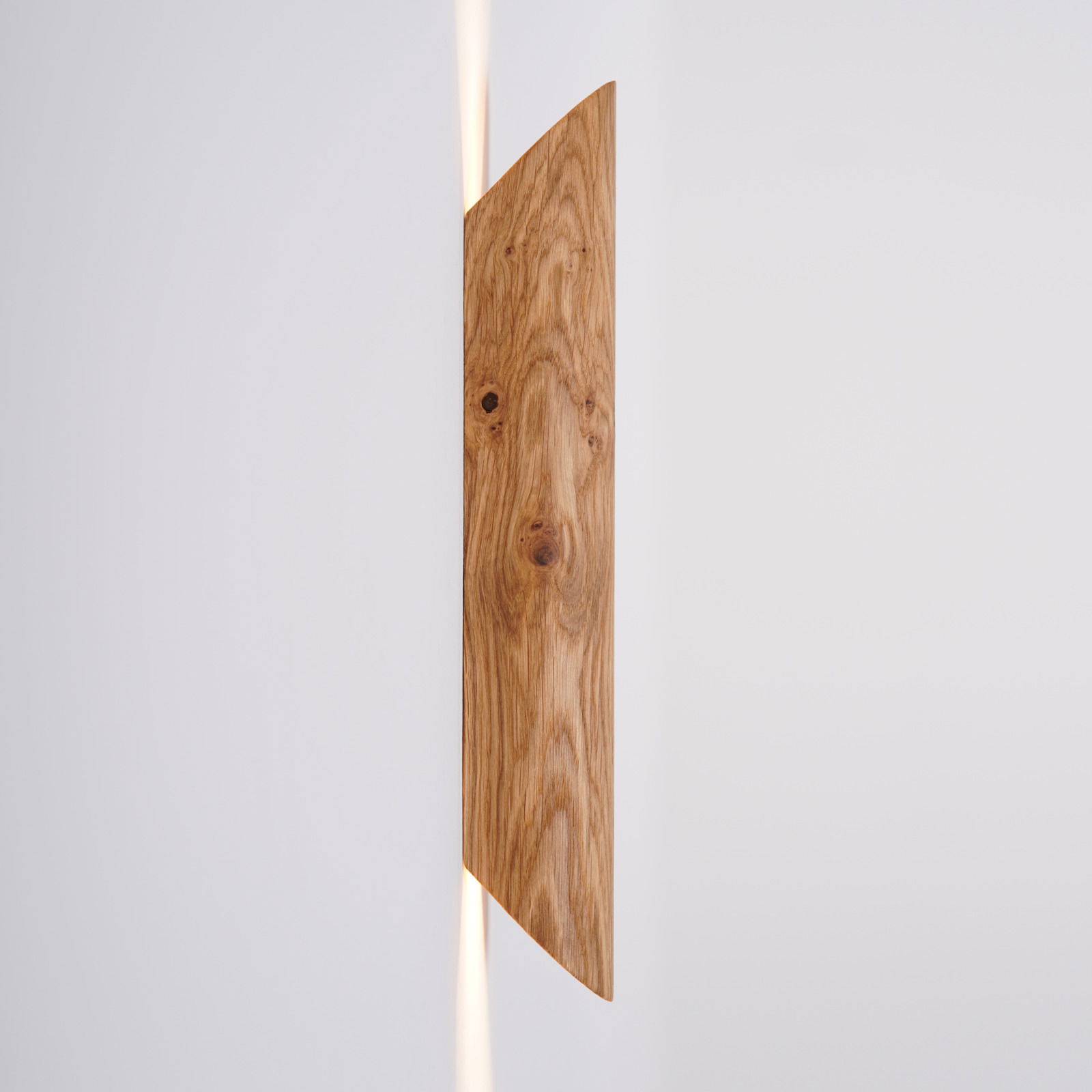 LED-Wandleuchte aus Holz in seitlicher Perspektive mit warmem Lichtschein nach oben und unten.