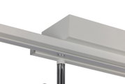Nahaufnahme eines weißen Strahlers mit rechteckiger Basis und verchromtem Element, seitliche Perspektive