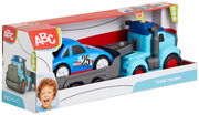 Spielzeugauto-Set ABC Teddi Trucke mit blauem Rennwagen und blauem Lastwagen in einer Verpackung, seitliche Perspektive