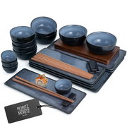 29-teiliges Sushi-Set in Blau mit Tellern, Schalen und Essstäbchen, aus der Vogelperspektive fotografiert.