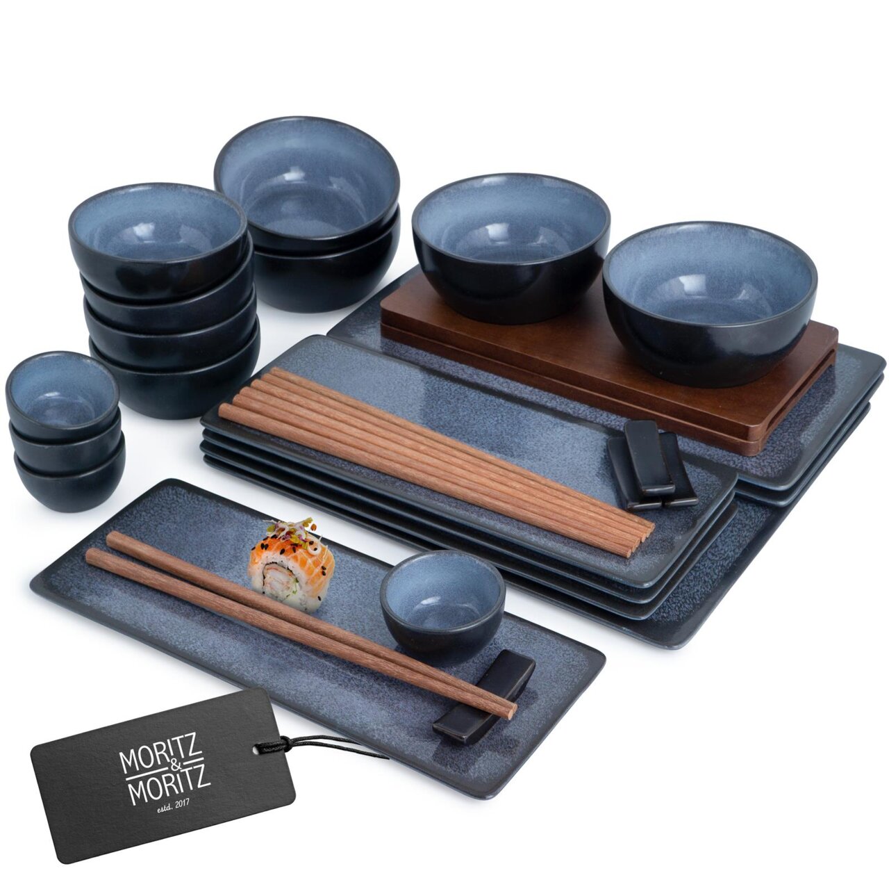 29-delige sushiset in blauw met borden, schalen en eetstokjes, gefotografeerd vanuit vogelperspectief.