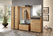 Moderner Dielenschrank aus Holz in einer stilvollen Diele, frontal betrachtet.