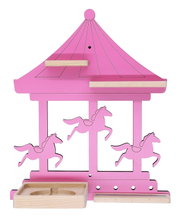 Rosa Holz-Kugelbahn in Karussellform mit drei Pferde-Silhouetten und naturfarbenen Holzelementen, frontale Ansicht.
