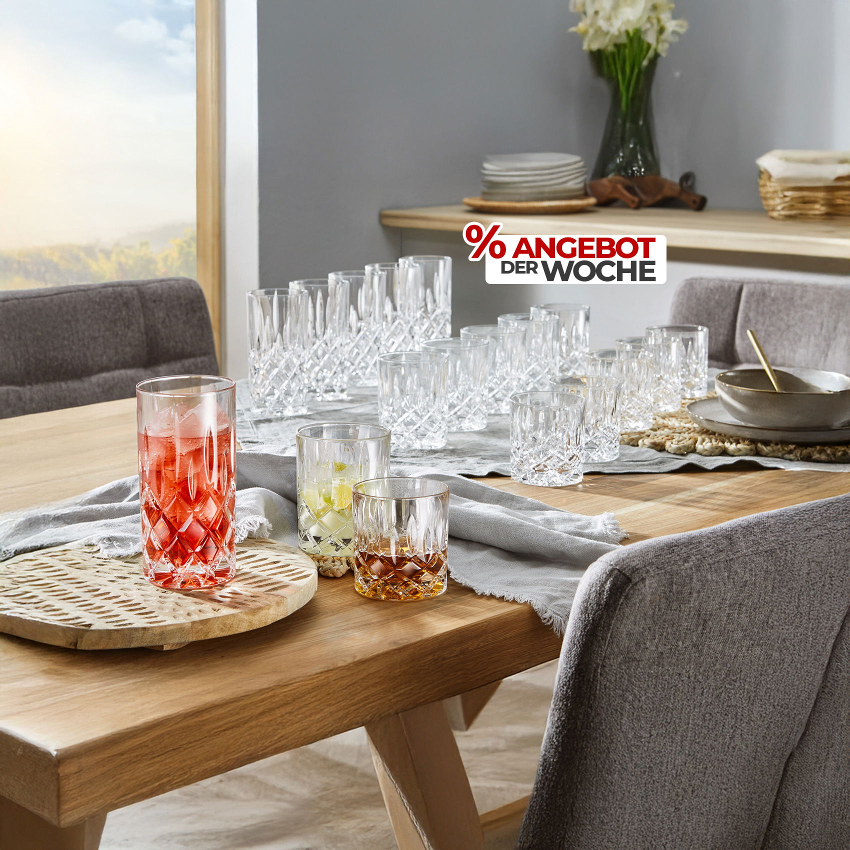 Gedeckter Holztisch mit edlem Kristallgläser-Set, gefüllte Trinkgläser im Vordergrund, modernes Esszimmer, Angebot der Woche