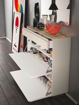 Moderner Hängeschuhschrank mit zwei Klappen und einer Schublade, gefüllt mit verschiedenen Schuhen, aus seitlicher Perspektive fotografiert.