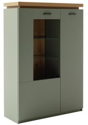 Hoher moderner Schrank in mattem Olivgrün mit Holzplatte, zwei Türen, mittigem offenen Fach mit Glasböden und schwarzen Griffen, frontal in leichter Schrägansicht von vorn fotografiert
