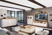 Moderne Wohnzimmer-Wandkombination in hellem Holz und Weiß, mit TV-Schrank, Vitrine und Sideboard, aus der Perspektive eines gemütlichen Wohnzimmers mit großen Fenstern.