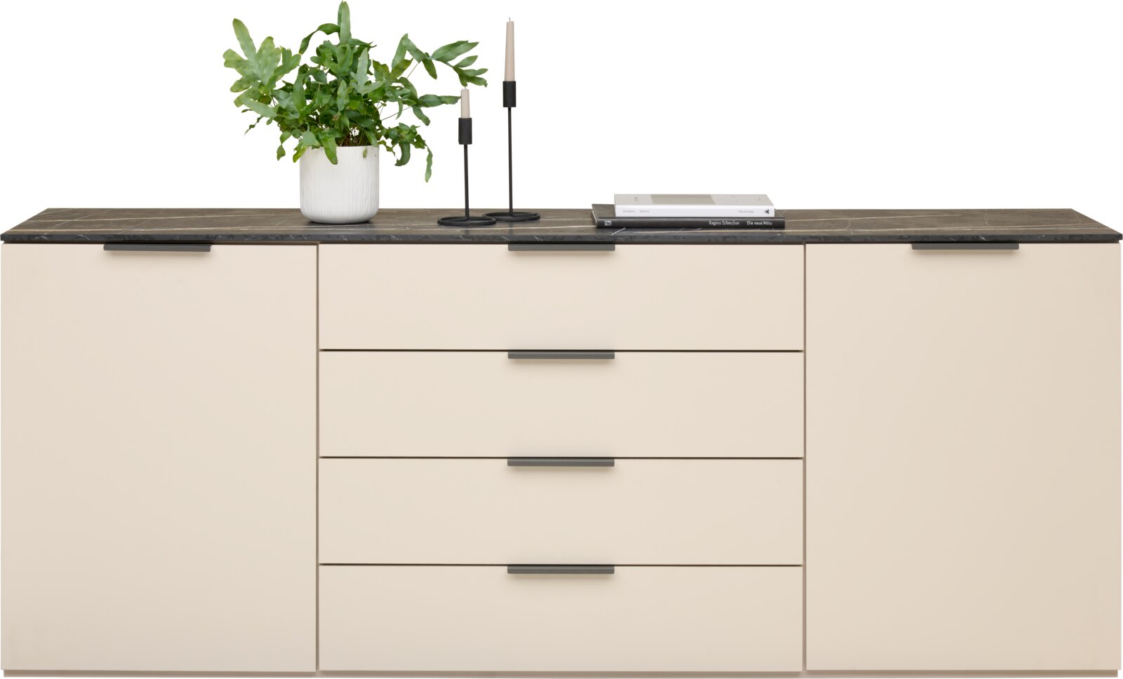 Modernes Sideboard in Cremefarbe mit vier Schubladen und zwei Türen, dekoriert mit einer Pflanze, Kerzenhaltern und Büchern, aus frontaler Perspektive.
